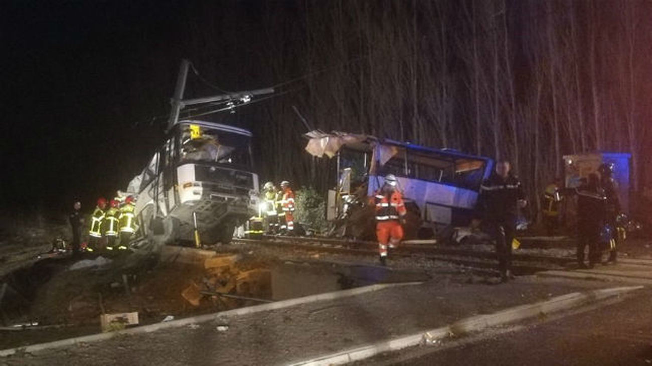 Cuatro niños muertos y 11 heridos por la colisión de un tren y un bus escolar francés