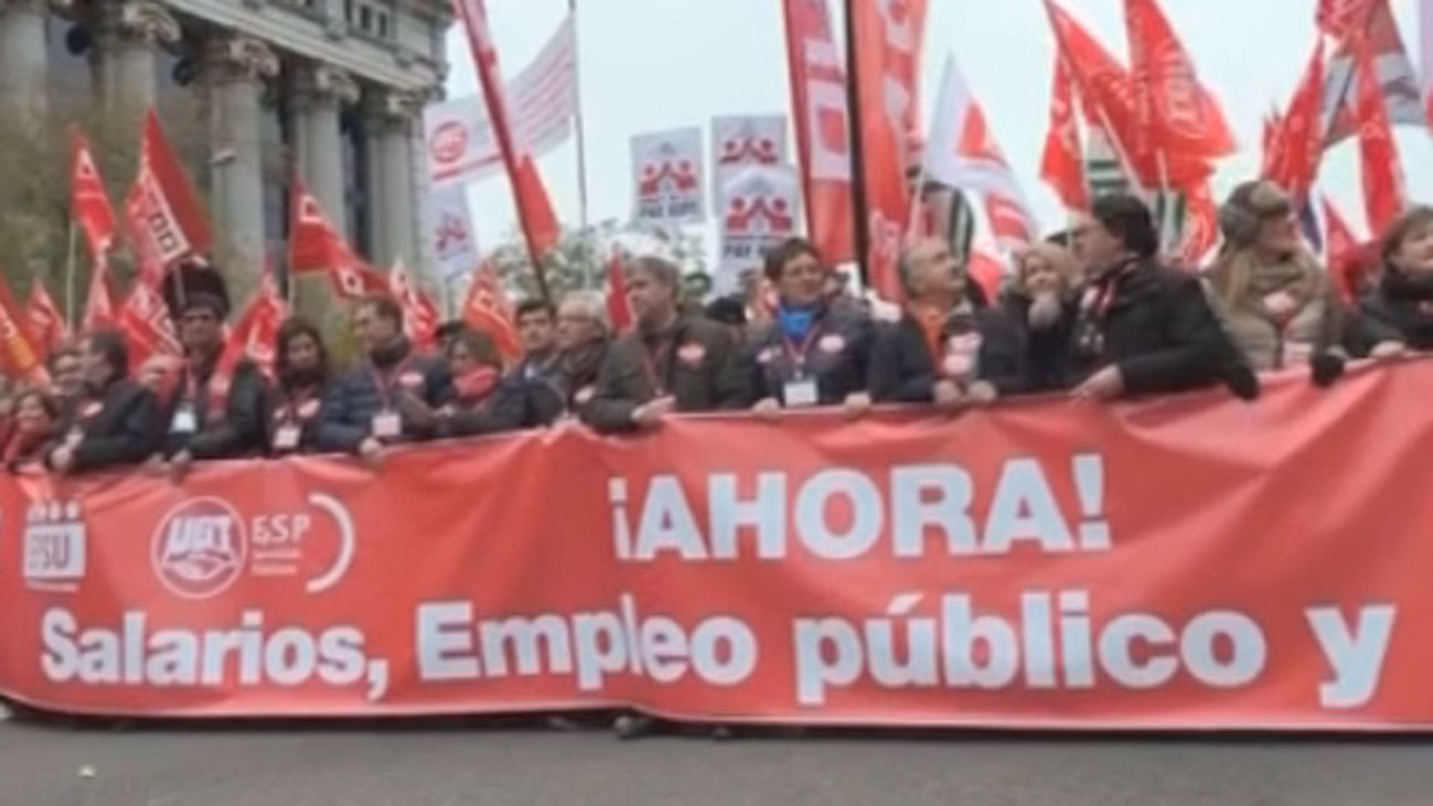 CC.OO. y UGT se manifiestan para reivindicar los salarios de los funcionarios