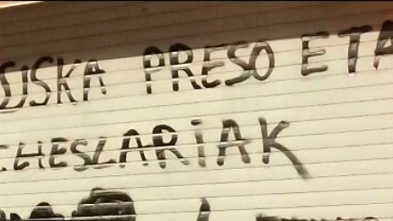 Pintadas a favor de los presos etarras en el instituto Newton del barrio del Pilar