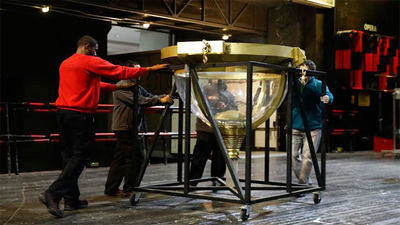 Los bombos de Navidad ya comparten escenario con la ópera del Teatro Real