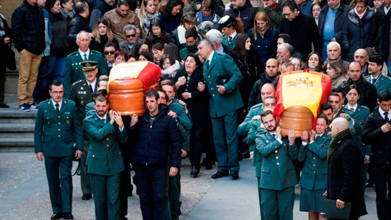 Aplausos y lágrimas en la despedida a los guardias civiles asesinados en Teruel