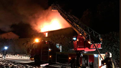 El fuego de la chimenea causa un incendio en el techo de un chalet en Pozuelo