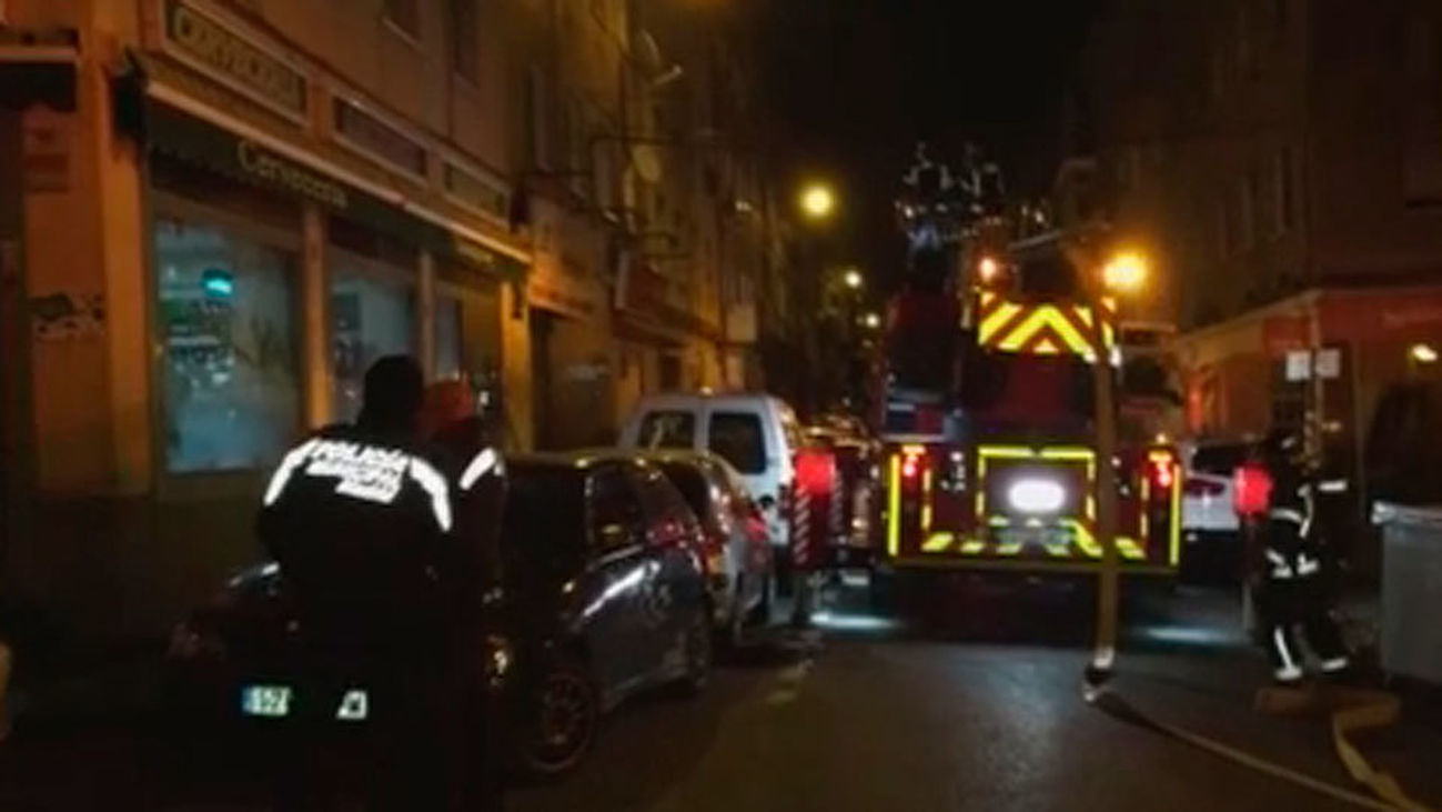 Desalojados tres bloques de viviendas en Lucero por un incendio en un bar