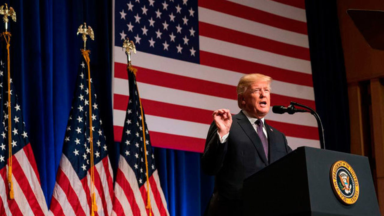 Trump dice que a Steve Bannon lo han abandonado "como a un perro" casi todos