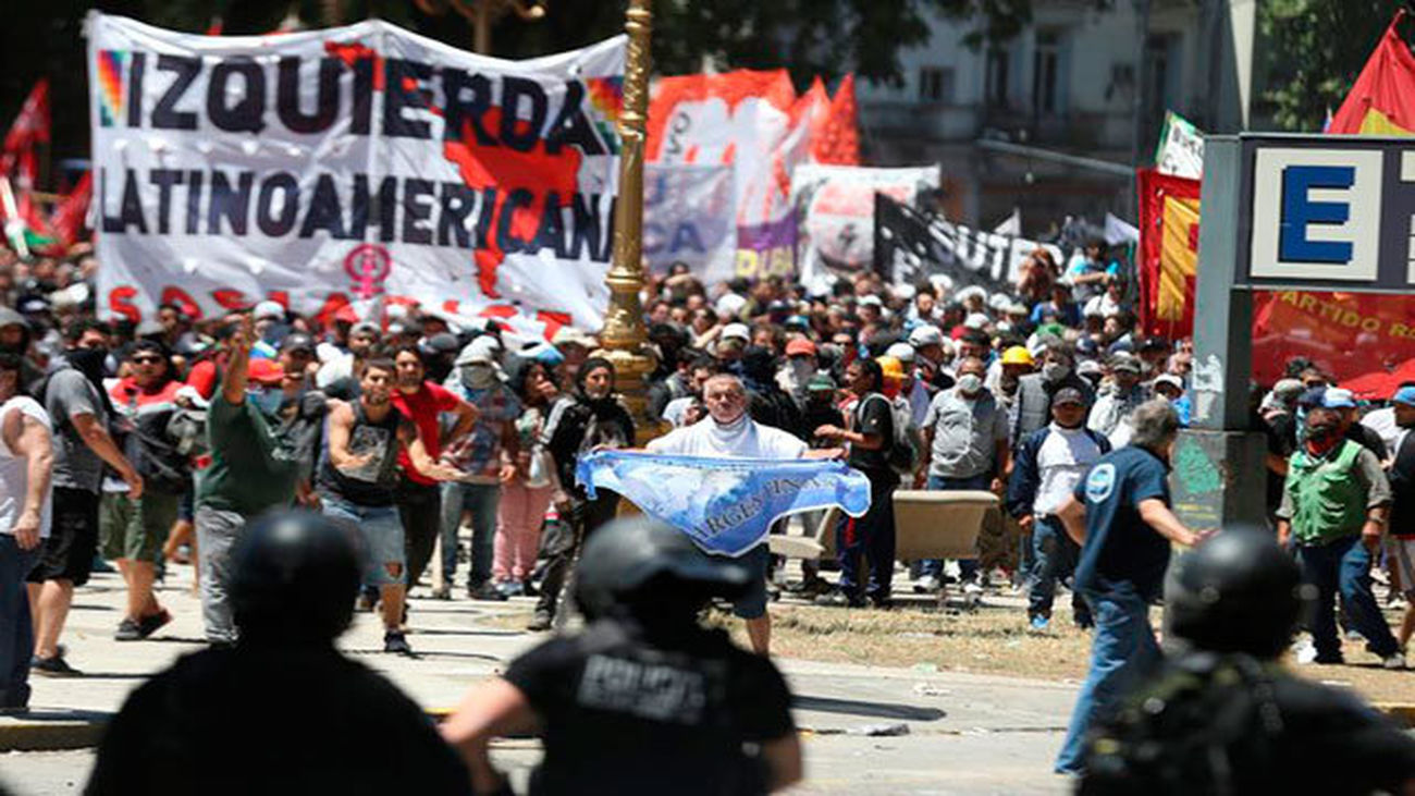 Manifestantes se enfrentan a integrantes de la Policía Federal Argentina en Buenos Aires