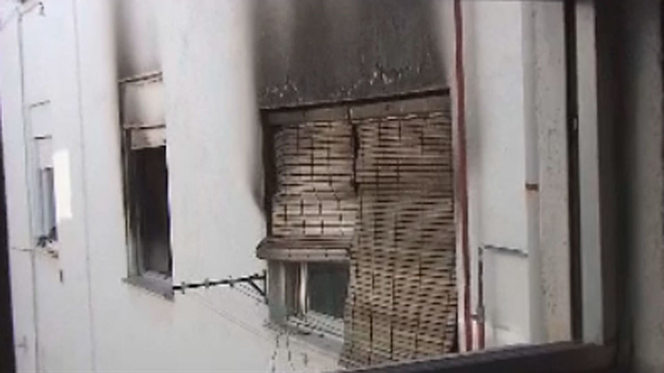 Nueve personas intoxicadas por humo, una grave, en un incendio en Alcalá de Henares