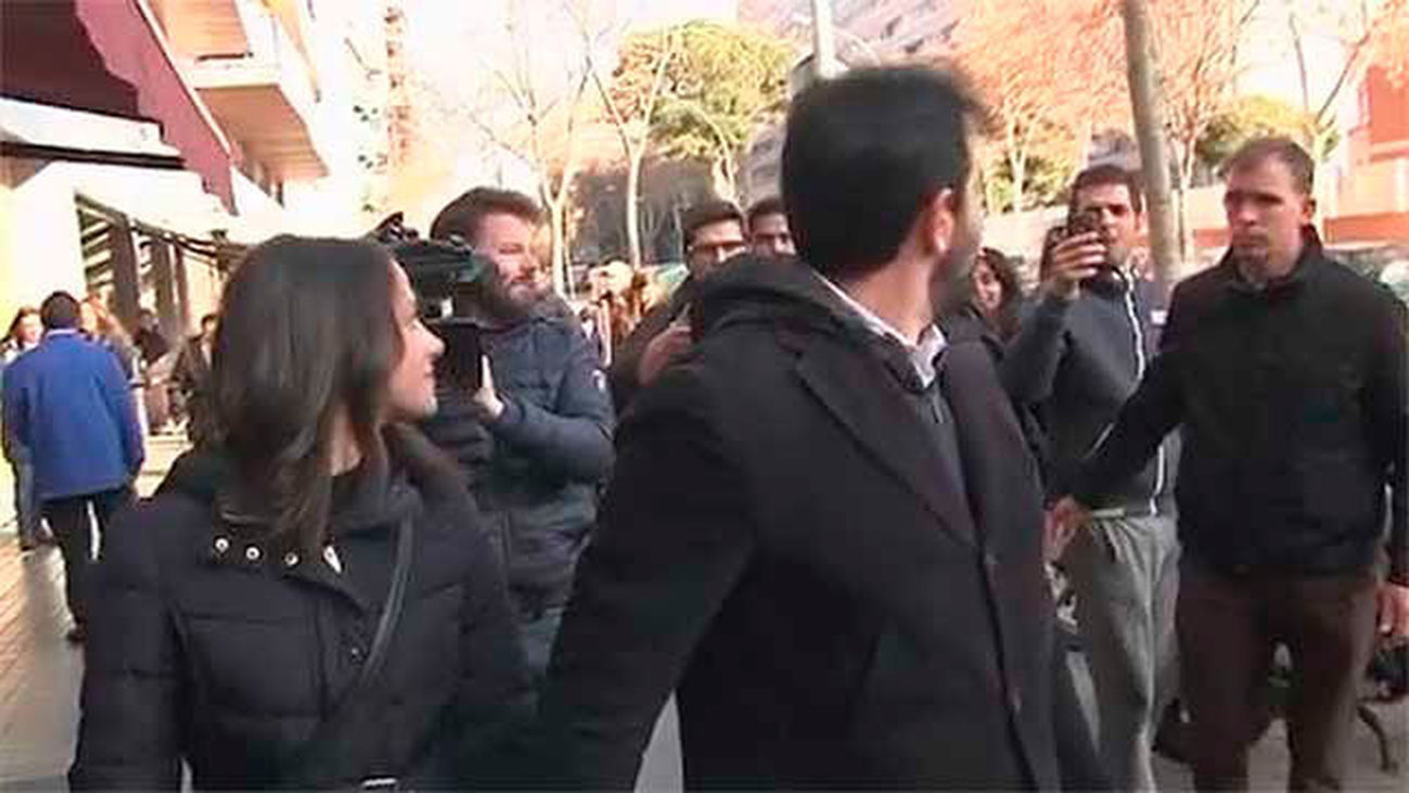 Un hombre increpa a Arrimadas mientras paseaba con su  marido por Barcelona