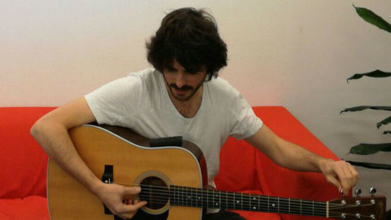 Elías Serra canta 'Buscando en la oscuridad'