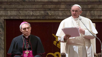 El papa advierte a la Curia sobre el "cáncer" de las "degeneradas" intrigas