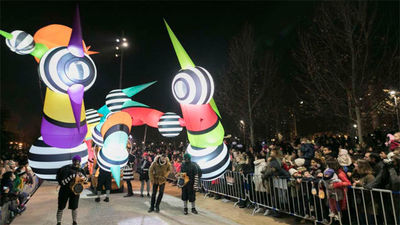 Más de 8.000 personas acuden al pasacalles de luz y música en Madrid Río con motivo de la Navidad