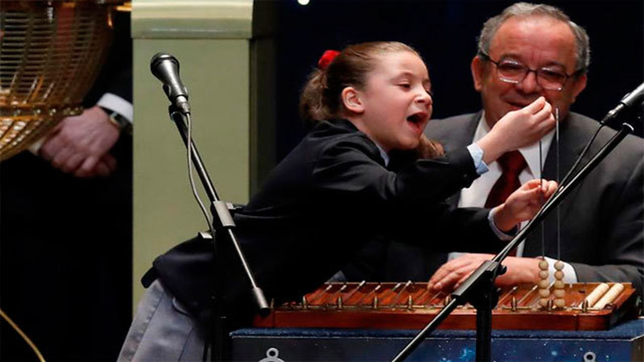 El Teatro Real se rinde a la pequeña Aya y sus "miiiiiiillll" euros