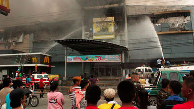 Al menos 37 muertos en incendio en un centro comercial del sur de Filipinas