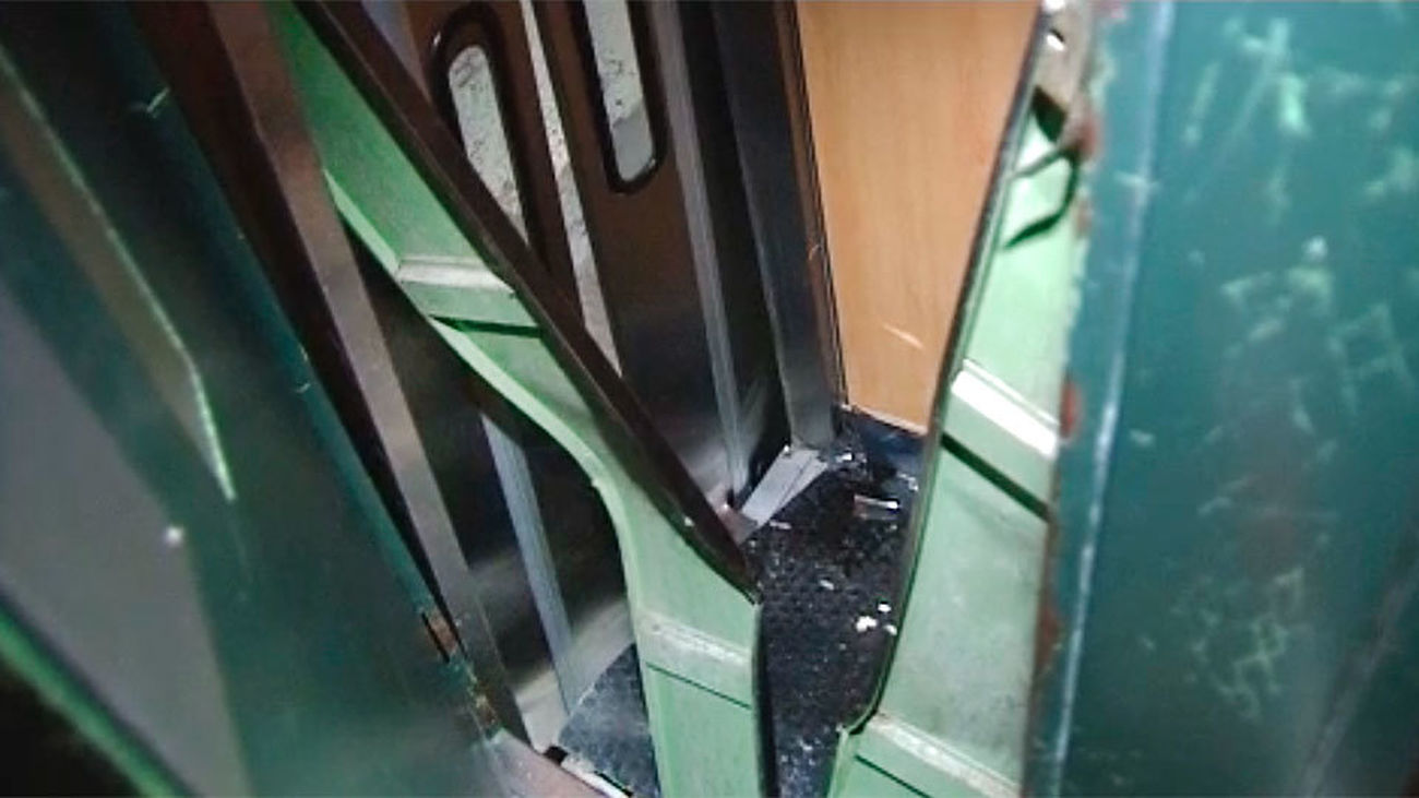 Cuatro heridos de una misma familia tras descolgarse un ascensor en la Travesía del Conde Duque