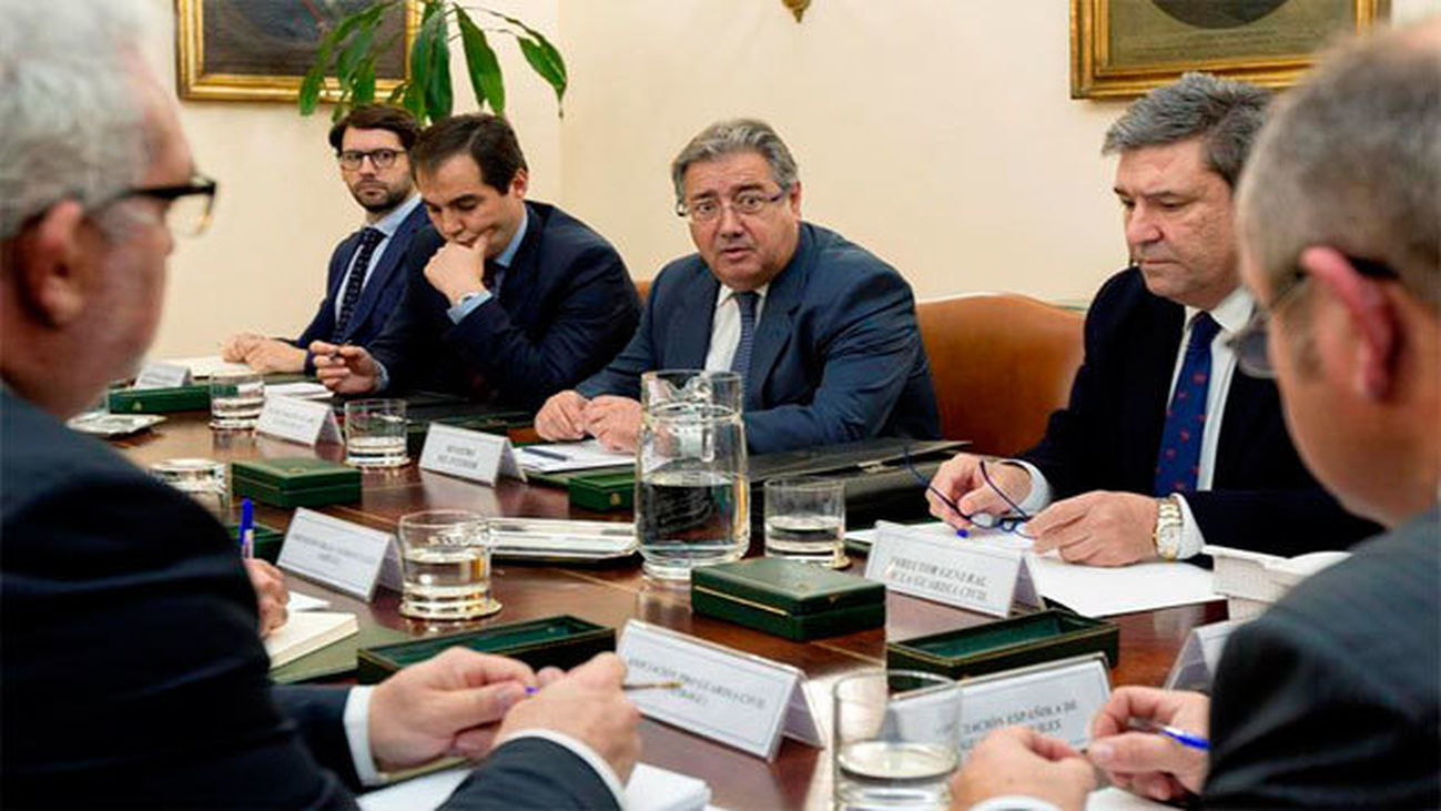 Zoido promete cifras concretas para la equiparación salarial en 20 días