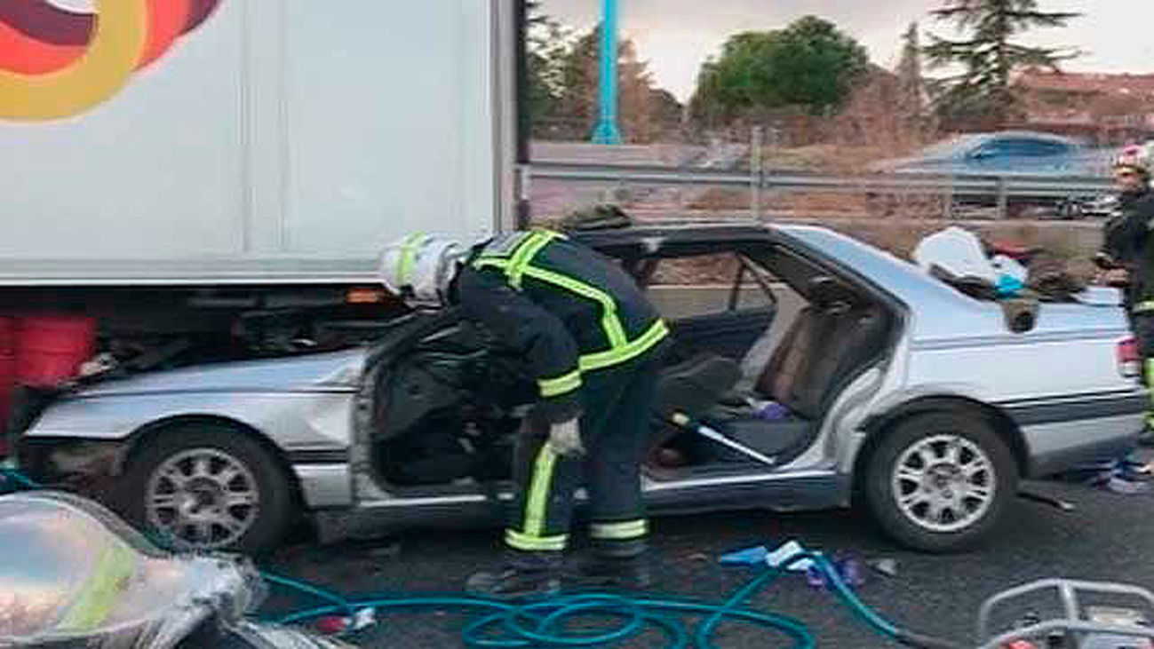 Herido grave un hombre de 55 años tras chocar con un camión en la A-6 en Las Rozas