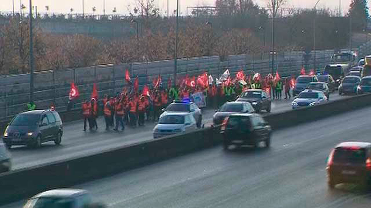 Los trabajadores de la empresa Avanza marchan por la A-42 para reivindicar una solución