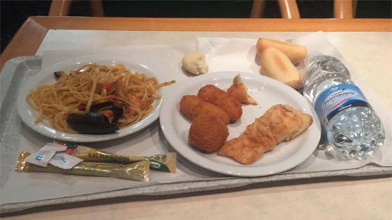 Espaguetis, croquetas y bacalao, el menú navideño de los policías desplegados en Barcelona