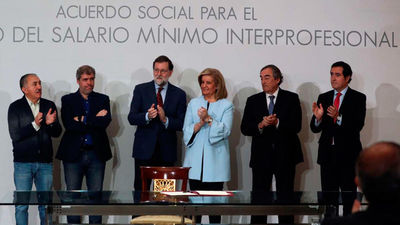 Rajoy firma con los agentes sociales subir el SMI hasta los 850 euros en 2020