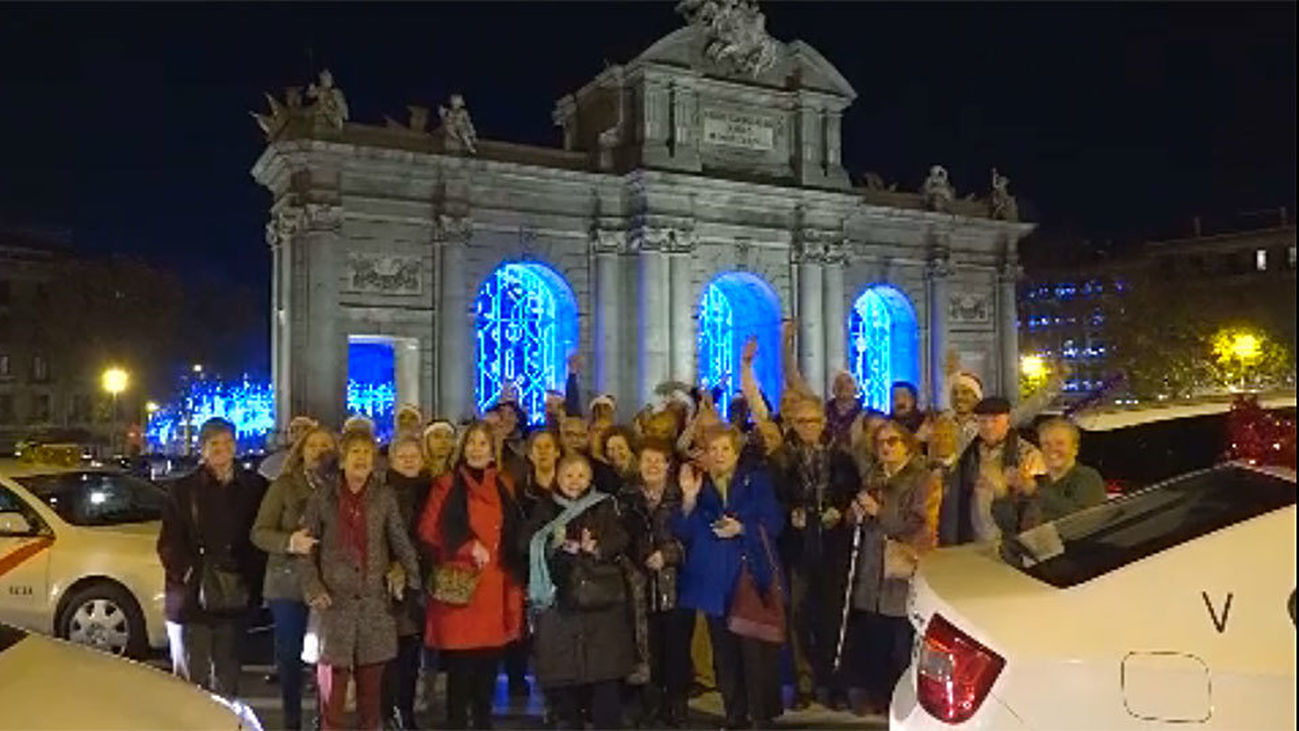 Una tarde mágica para los mayores en el 'Taxiluz'