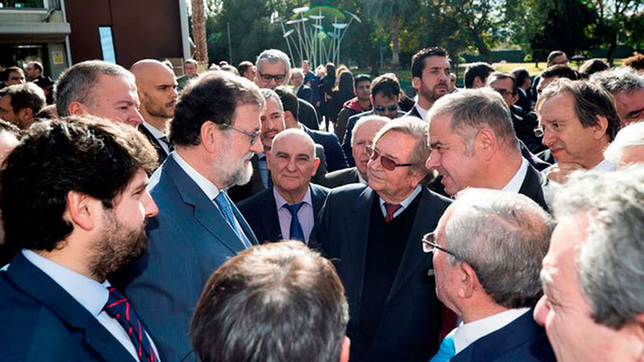 Mariano Rajoy y el presidente de Murcia Fernando López Miras conversan con el presidente del Sindicato Central de Regantes del