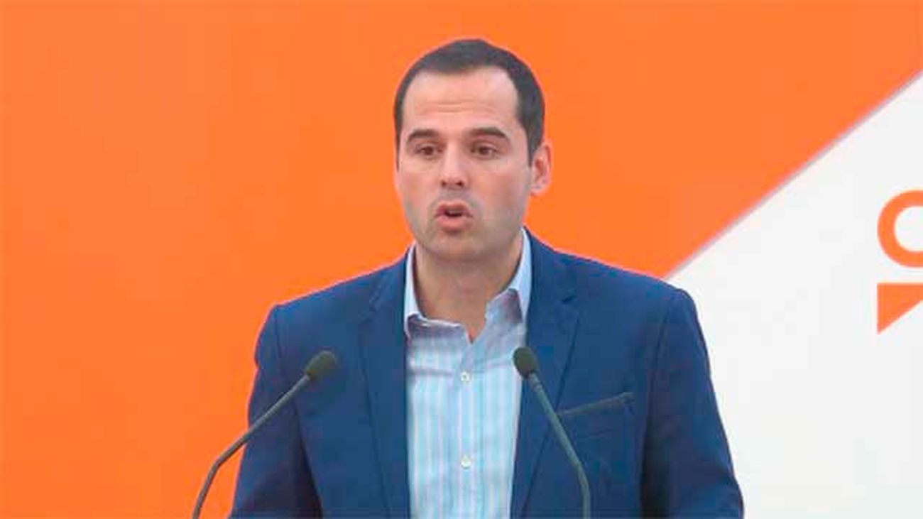 Aguado lamenta haberse "fiado" de PP y PSOE y pide más regeneración para 2018