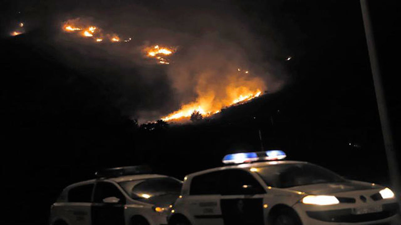 Un helicóptero se incorpora en la  tareas de extinción del incendio de Pollença (Mallorca)