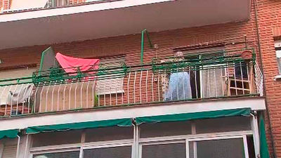 Madre e hijo pernoctan en un balcón en la UVA de Vallecas por falta de espacio
