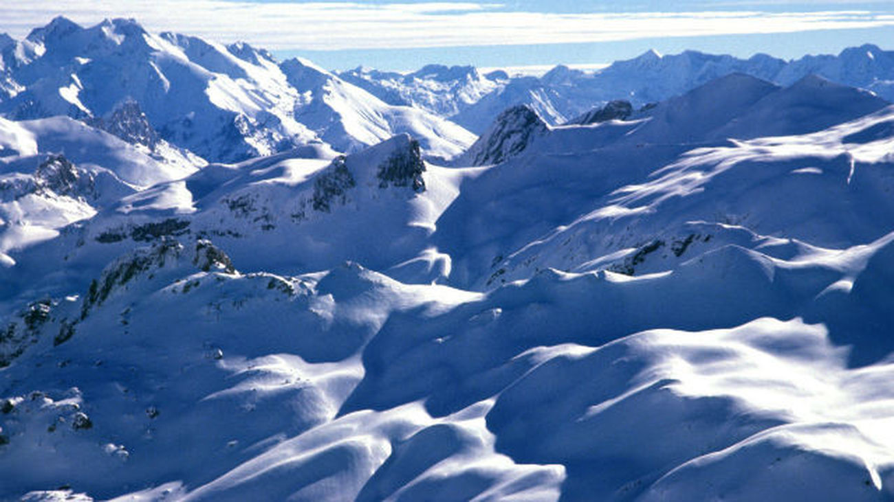 Rescatados indemnes cuatro esquiadores afectados por un alud en los Pirineos franceses