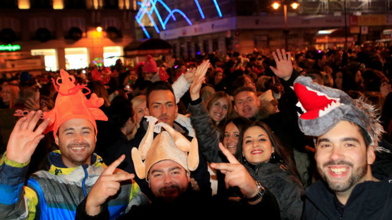 Unas 20.000 personas ensayan las campanadas en la Puerta del Sol