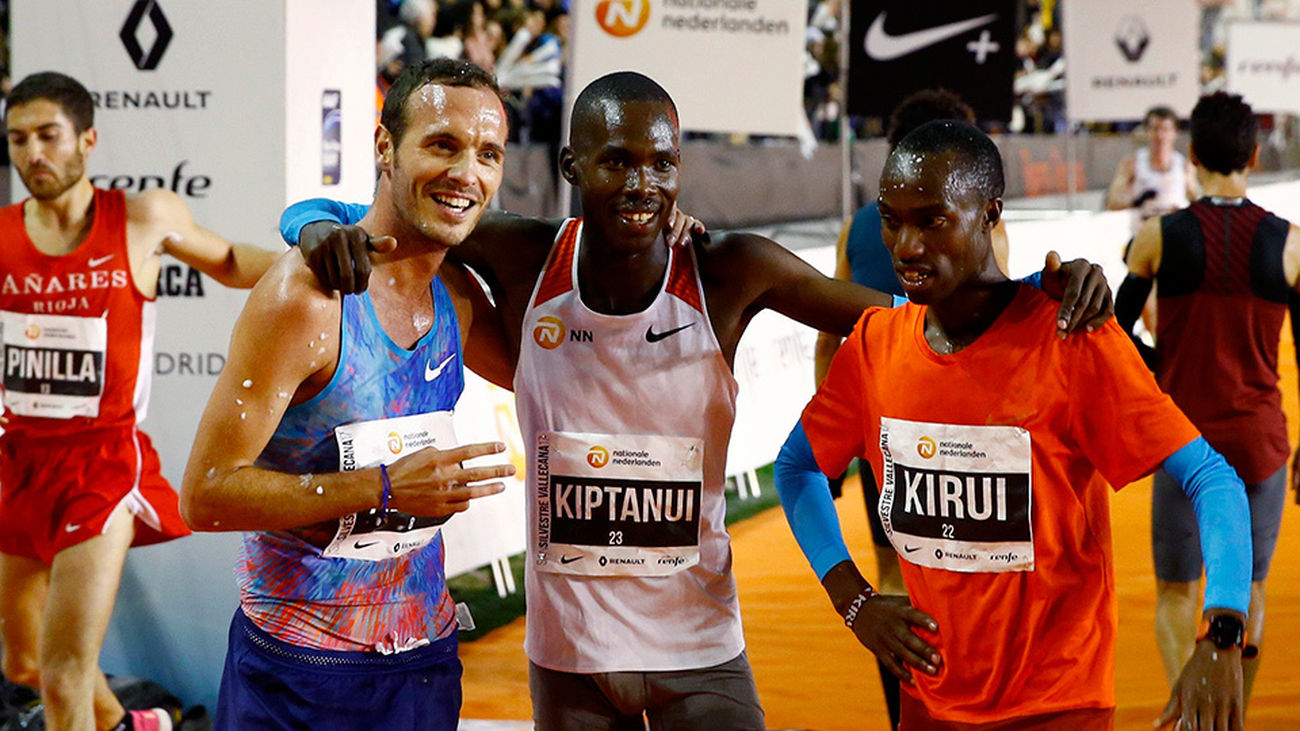 El keniano Eric Kiptanui,posa junto a su compatriota Amos Kirui  y al español Toni Abadía tras lograr la primera, segunda y ter