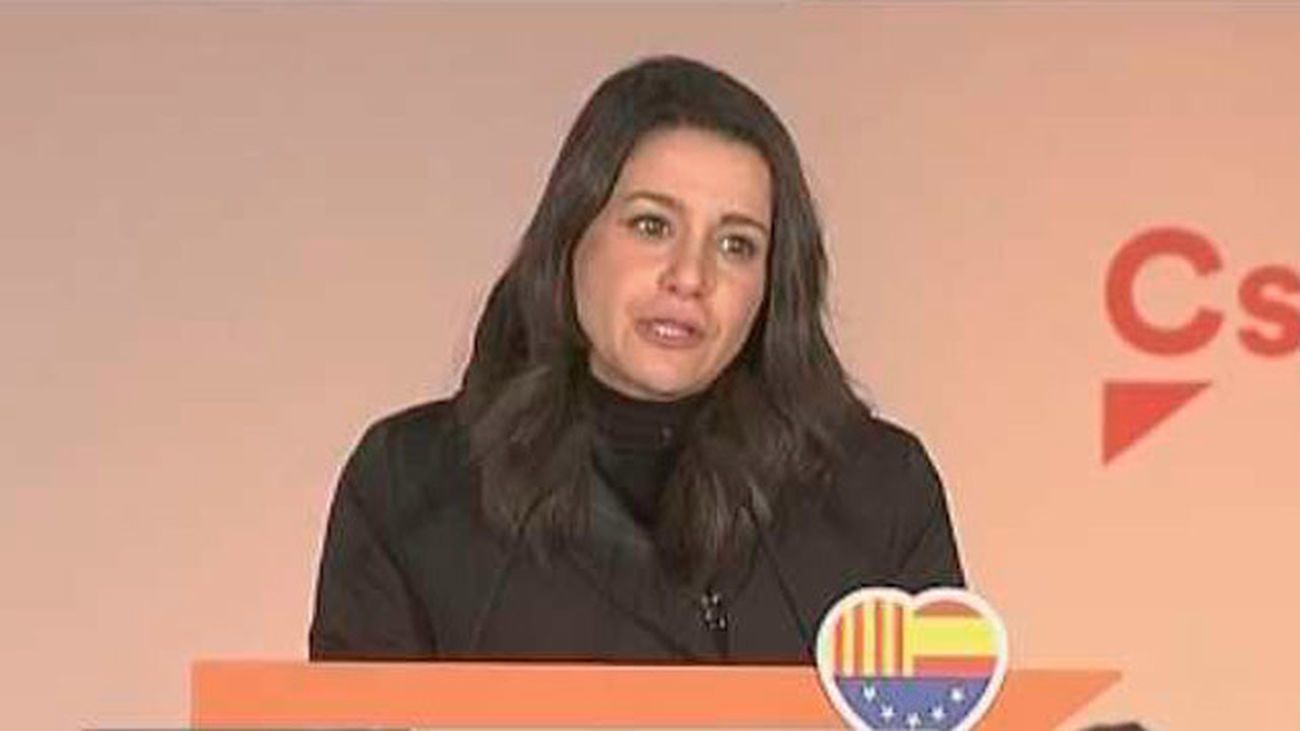 Arrimadas no descarta nada y afea A Puigdemont que quiera ser un president "holograma"