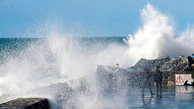 Dos muertos tras ser arrastrados por una ola en Mutriku (Gipuzkoa)