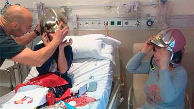 Bomberos de la Comunidad felicitan la Navidad con regalos a 100 niños hospitalizados en el Gregorio Marañón