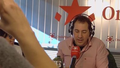 Cómo limpiar el chocolate seco de una taza