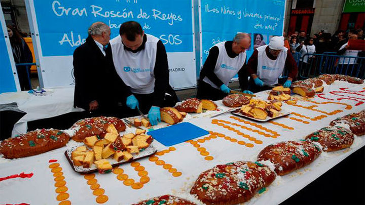 Aldeas Infantiles reparte 10.000 raciones de roscón en la Puerta del Sol