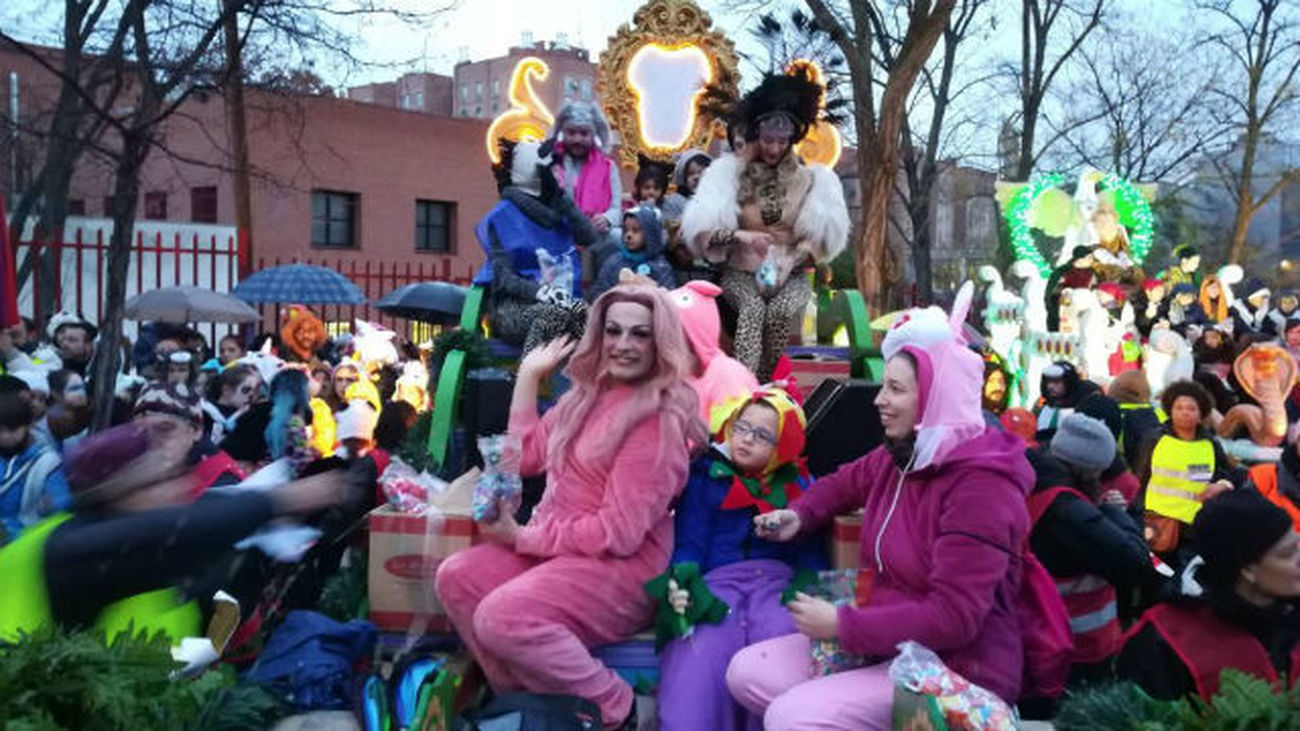 Los niños de Vallecas disfrutan de su cabalgata sin polémicas