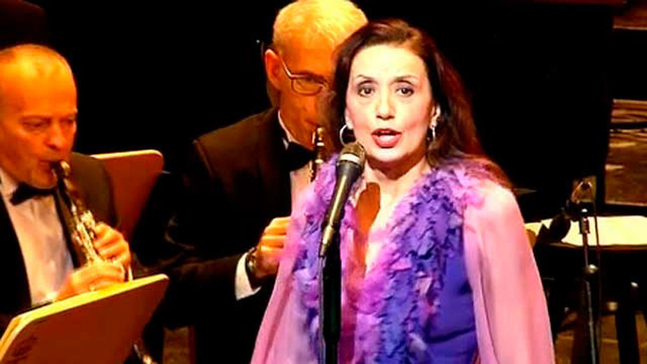 Luz Casal supera su "miedo" a las orquestas y "rinde" al Teatro Real