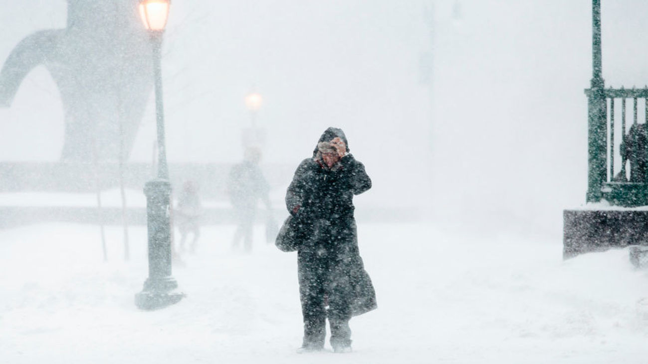 La nieve, frío y viento del 'ciclón bomba' que afecta a EE.UU. causa 16 muertos