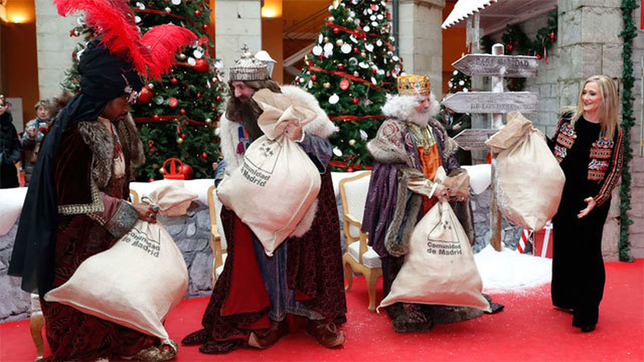 Cifuentes da la bienvenida  a los Reyes Magos y les entrega sus deseos