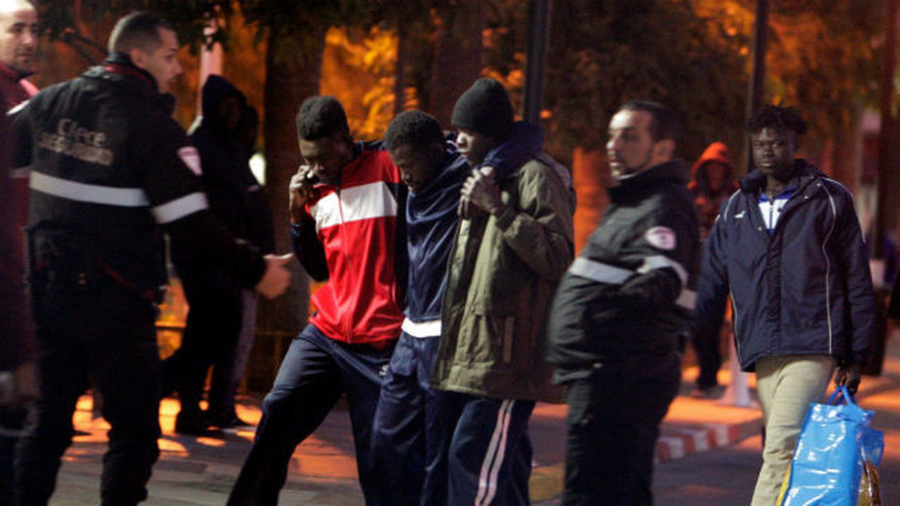 Más de 300 inmigrantes intentan saltar la valla de Melilla y 209 lo logran