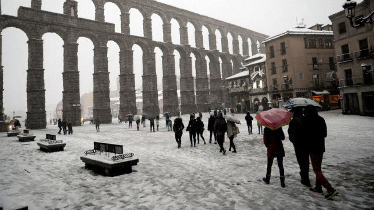 Una intensa precipitación de nieve se ha registrado hoy en Segovia