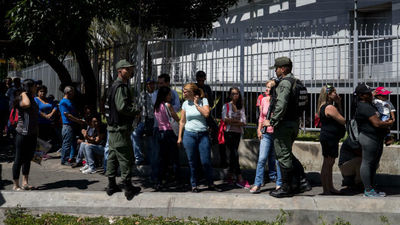 Extensas filas en los supermercados de Venezuela ante la orden de bajar los precios