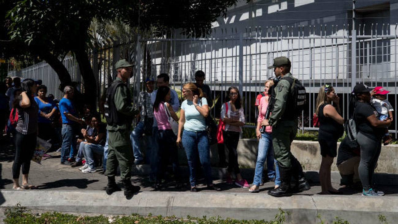 Extensas filas en los supermercados de Venezuela ante la orden de bajar los precios