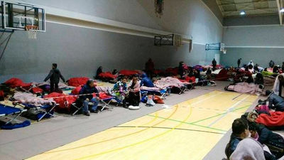 Unas 1.400 personas pasan la noche en el polideportivo de Alsasua por el corte de la A-1