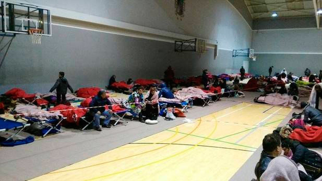 Unas 1.400 personas pasan la noche en el polideportivo de Alsasua por el corte de la A-1