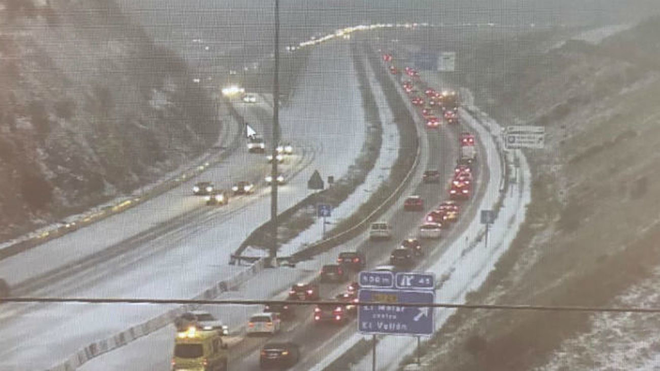 Retenciones en la A-1 sentido Madrid entre los kilómetros 51 a 43 tras el regreso de la nieve