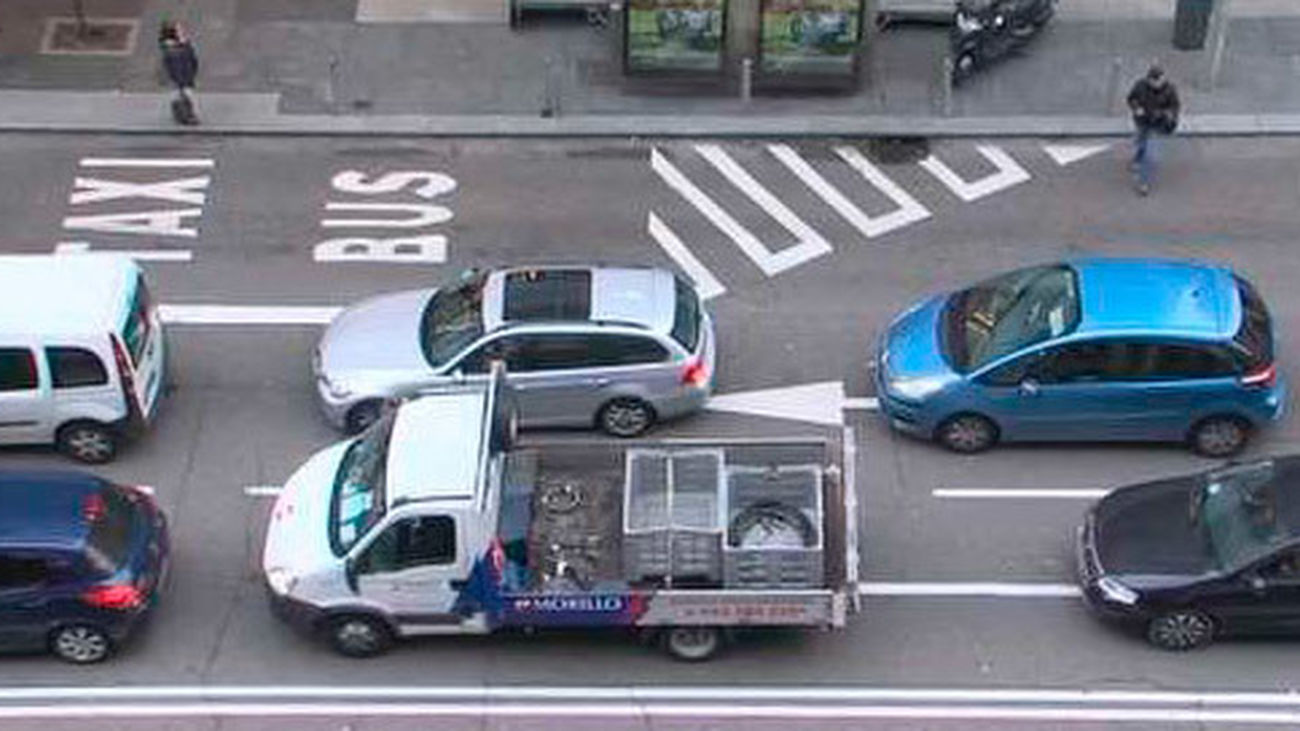 Los coches vuelven a la Gran Vía, con la circulación reducida a dos carriles por sentido