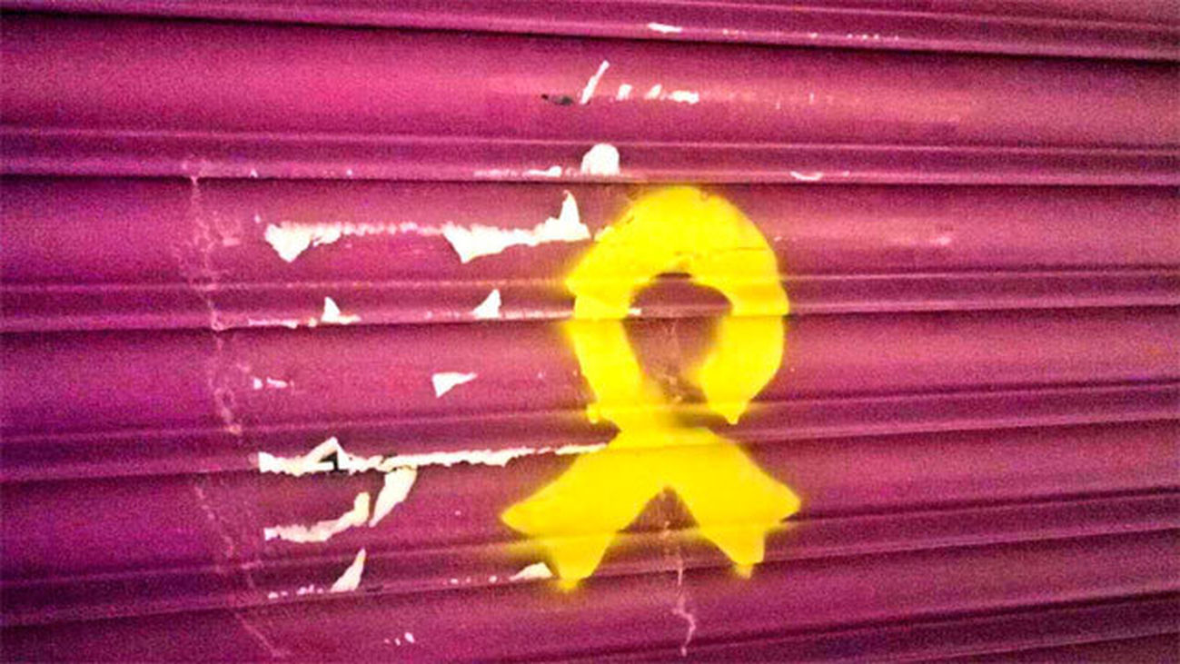 Granollers: Pintan un lazo amarillo en el comercio de la madre de Rivera