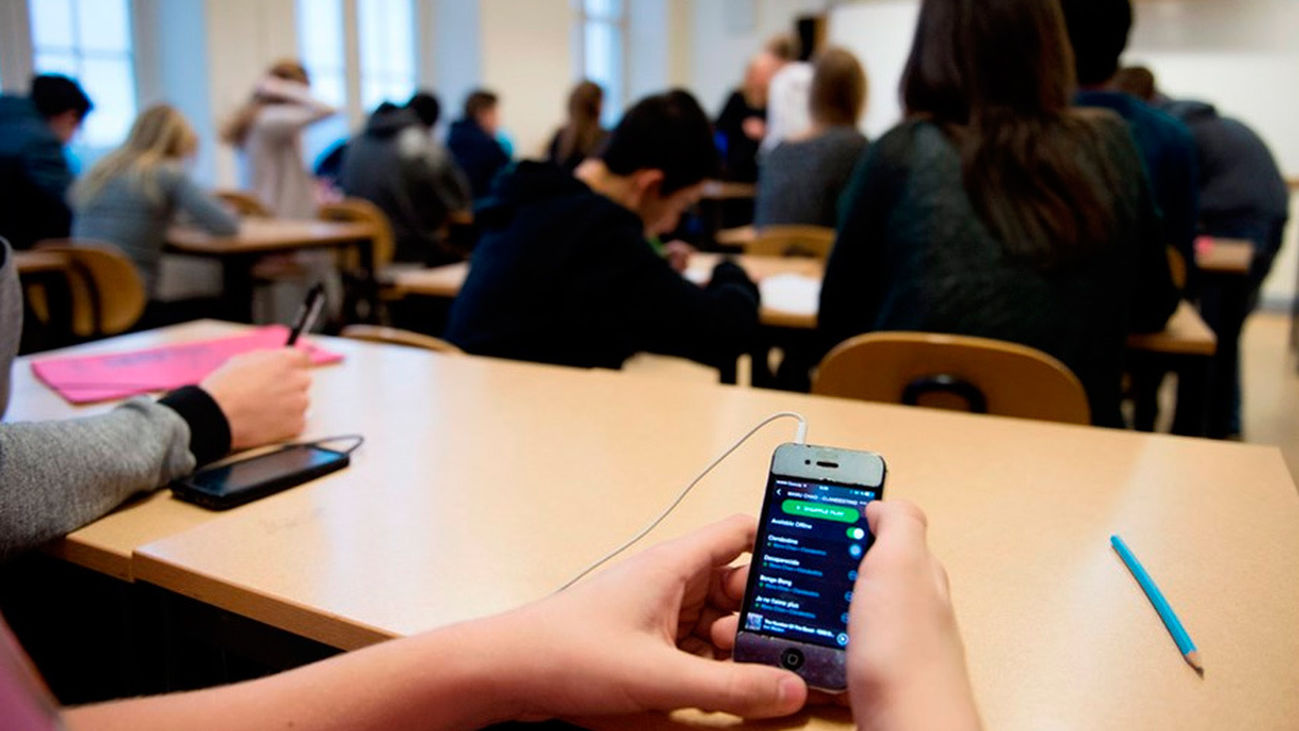 Móvil en el cole: ¿Prohibir o enseñar?