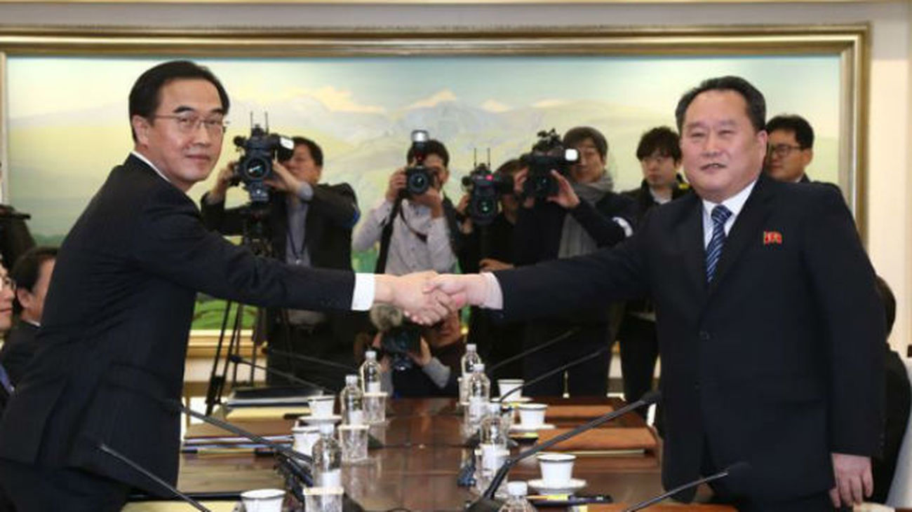El ministro de Unificación de Corea del Sur y delegado en jefe Cho Myoung-gyon y el principal delegado de Corea del Norte Ri S